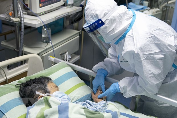 Điều trị cho bệnh nhân tại Vũ Hán. (Ảnh: AFP/TTXVN)