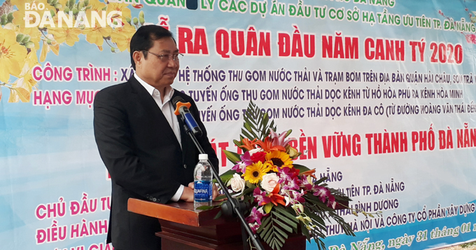 Chủ tịch UBND thành phố Huỳnh Đức Thơ chỉ đạo các chủ dự án, nhà thầu thi công bảo đảm hoàn thành các công trình trọng điểm theo đúng tiến độ. Ảnh: TRIỆU TÙNG