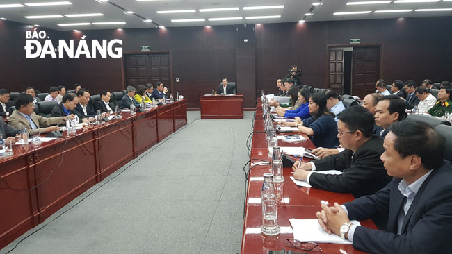 Chủ tịch UBND thành phố Huỳnh Đức Thơ chủ trì buổi họp phòng chống dịch viêm phổi cấp chiều 31-1. Ảnh: PHAN CHUNG