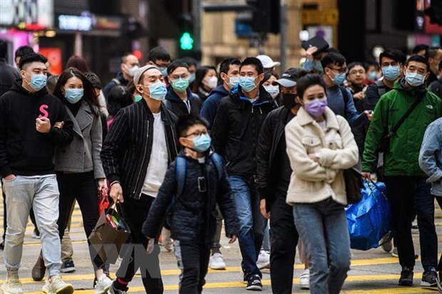 Đeo khẩu trang phòng lây nhiễm virus corona tại Hong Kong, Trung Quốc, ngày 27/1. (Nguồn: AFP/TTXVN)