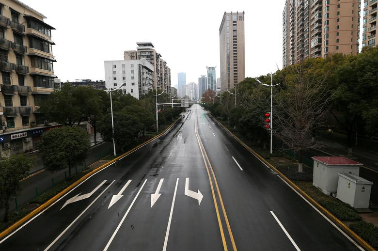 Quang cảnh một con phố ở Vũ Hán sau khi chính quyền thành phố tuyên bố cấm các phương tiện giao thông không thiết yếu trong khu vực để ngăn chặn bùng phát dịch viêm phổi do virus corona gây ra, ngày 26/1.