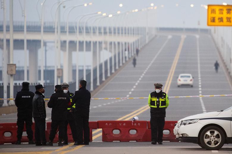Cảnh sát đứng trước rào chắn tại một cây cầu bắc qua sông Dương Tử dẫn tới tỉnh Hồ Bắc, Trung Quốc, ngày 30/1.