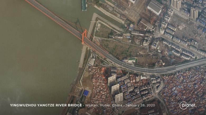 Hình ảnh vệ tinh cho thấy cây cầu bắc qua sông Dương Tử không một bóng xe qua lại.