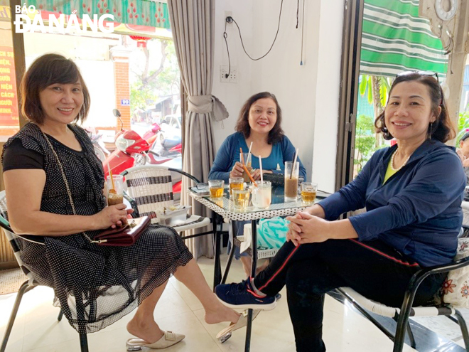 Tập thể dục, uống cà-phê, đi chơi cùng nhau là điều nhóm bạn của bà Nhung (giữa), bà Lê (trái) làm cùng nhau để tạo niềm vui mỗi ngày. Ảnh: Q.T