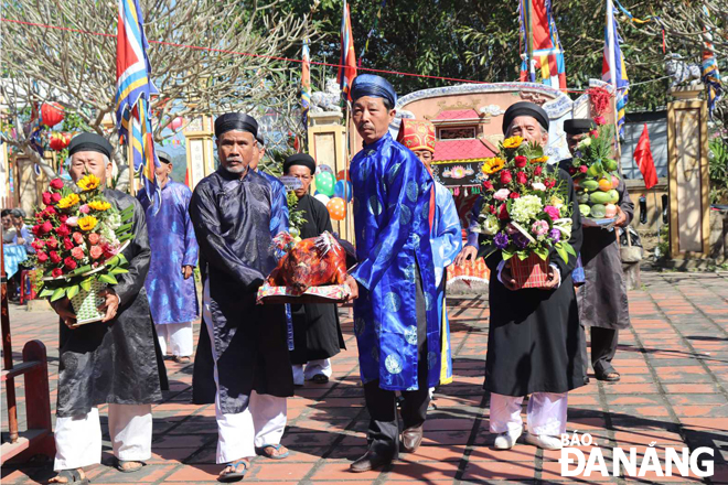 Giving offerings at the Tuy Loan Village Communal House Festival