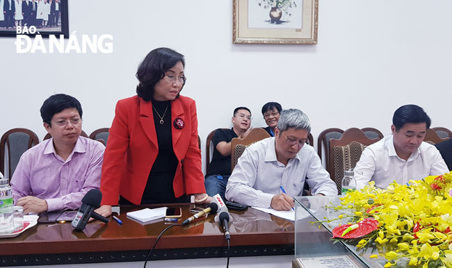 Deputy Minister of Health Nguyen Truong Son (2nd right) at a meeting with leaders of the municipal Department of Health