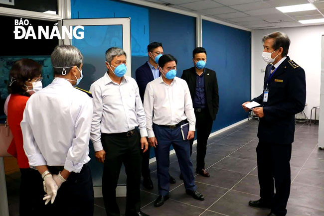 Deputy Minister Son checking the monitoring and screening of passengers’ body temperature as they arrive at Da Nang International Airport