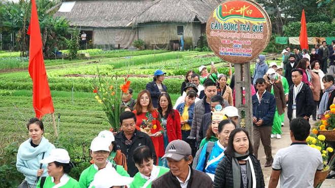 On Friday (the 7th day of the 1st lunar month), the Cau Bong Festival took place in Tra Que Vegetable Village which has more than 400 years of history. 