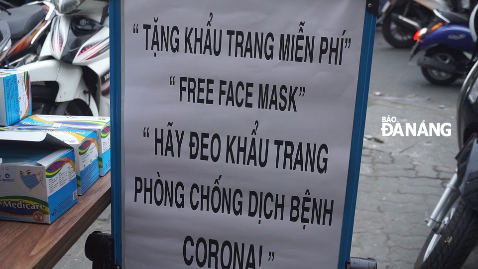 Người Đà Nẵng chia sẻ khẩu trang miễn phí phòng dịch do virus Corona