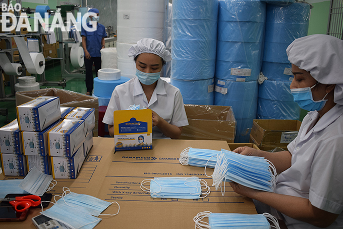 Bên trong nhà máy sản xuất hơn 1 triệu khẩu trang y tế cho Đà Nẵng