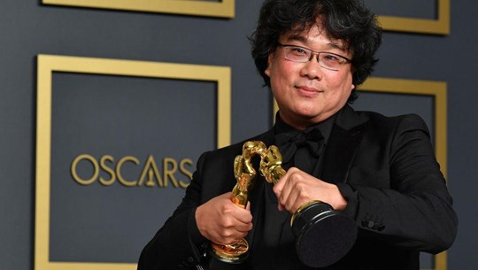 Đạo diễn Bong Joon-ho xin lỗi vì đã giành quá nhiều tượng vàng Oscar