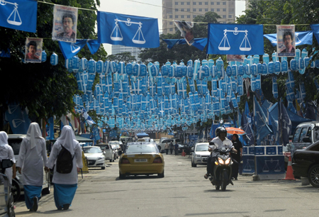 Các đảng ở Malaysia chạy đua lập liên minh chính phủ