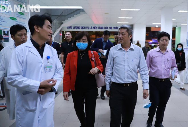 Thứ trưởng Bộ Y tế Nguyễn Trường Sơn (thứ 2, phải sang) kiểm tra công tác phòng, chống dịch tại Bệnh viện Đà Nẵng. Ảnh: PHAN CHUNG
