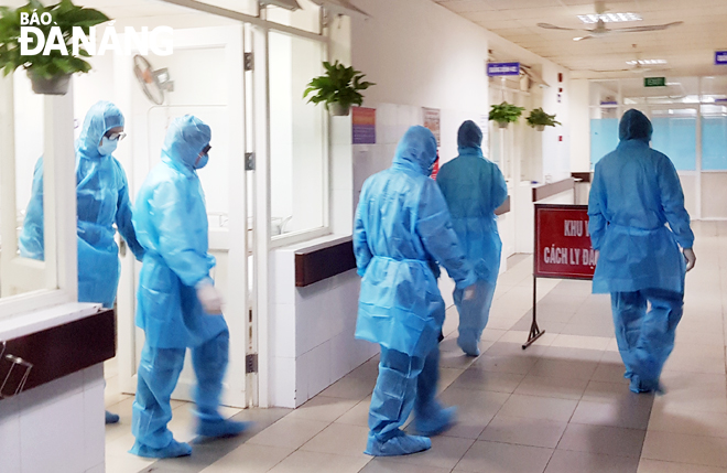 Medical workers at a special isolated area at the Da Nang General Hospital for suspected coronavirus patients