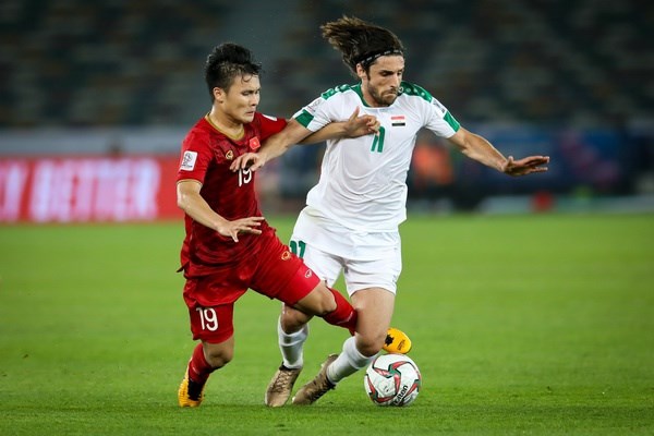 Vietnamese midfielder Nguyen Quang Hai (left) vies for the ball against Iraqi midfielder Humam Tariq during their 2019 Asian Cup. They may meet each other again in a friendly match this March in Hanoi. (Source: internet)