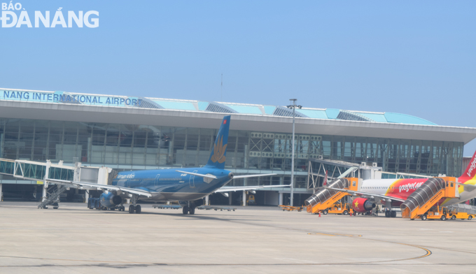 Các hãng hàng không khai thác sân đỗ tại Sân bay Quốc tế Đà Nẵng. Ảnh: TRIỆU TÙNG