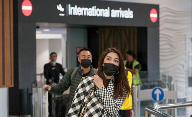 New Zealand cấm nhập cảnh đối với toàn bộ người nước ngoài đến từ Trung Quốc đại lục. Trong ảnh: Hành khách đeo khẩu trang khi đến sân bay Auckland của New Zealand. 			   Ảnh: Getty/Images