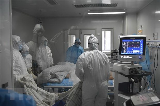 Nhân viên y tế điều trị cho bệnh nhân nhiễm virus corona chủng mới tại phòng cách ly ở bệnh viện Phúc Châu, tỉnh Phúc Kiến, Đông Nam Trung Quốc. (Ảnh: THX/TTXVN)