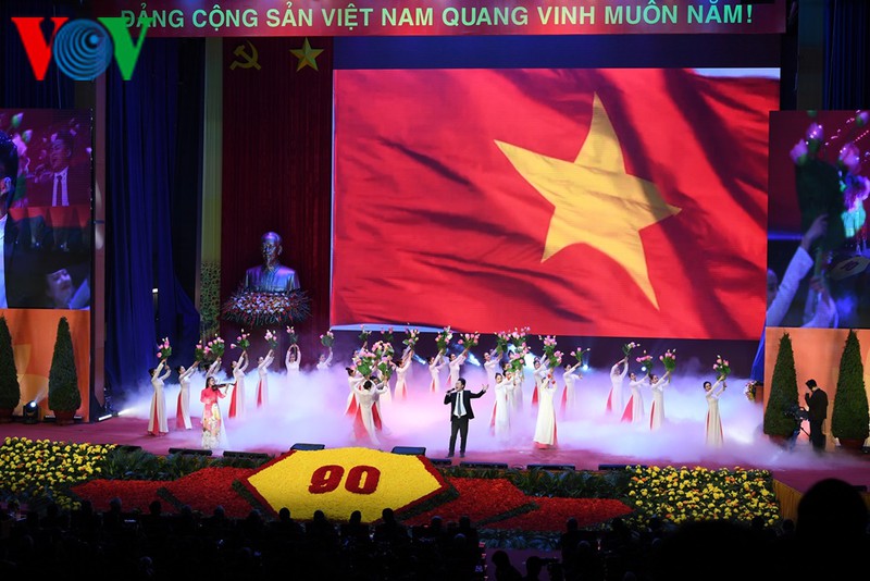 Mở đầu Lễ kỷ niệm là chương trình nghệ thuật “Sáng mãi niềm tin” với các tiết mục văn nghệ được dàn dựng công phu, các ca khúc mừng Đảng, mừng xuân, mừng đất nước đổi mới, ghi nhớ công ơn của Chủ tịch Hồ Chí Minh và bậc anh hùng cách mạng…