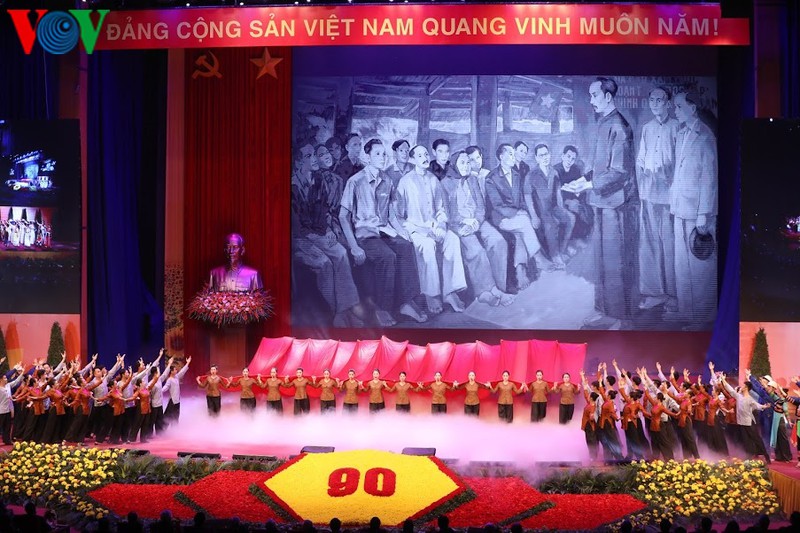 Những thước phim, hình ảnh ôn lại quá khứ hào hùng với bề dày 90 năm lịch sử của Đảng Cộng sản Việt Nam, đưa dân tộc vượt qua chiến tranh để đi lên phát triển đất nước.