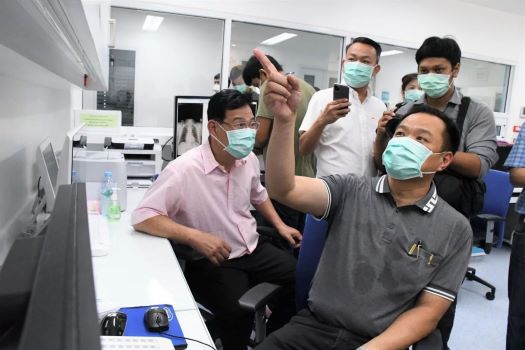 Bộ trưởng Y tế Thái Lan Anutin Charnvirakul kiểm tra kết quả của bệnh nhân nhiễm virus Corona tại Viện truyền nhiễm Bamrasnaradura (tỉnh Nonthaburi, ngoại ô Bangkok, Thái Lan). Ảnh: AFP
