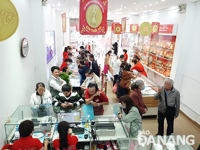 The DOJI Gold Shop at 172 Hung Vuong attracts a large number of customers on the God of Wealth Day