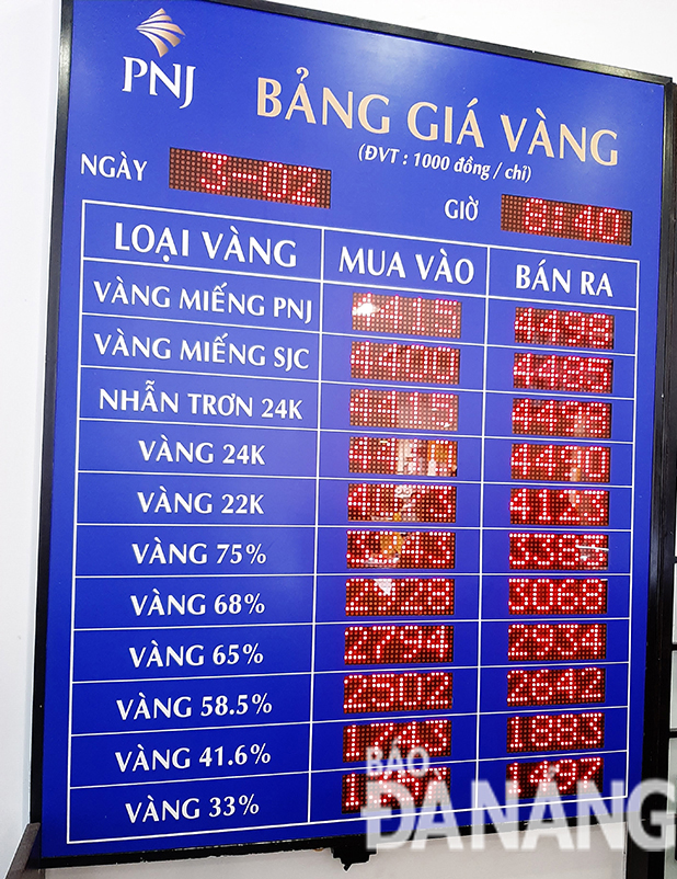 A gold price table displayed at the PNJ Shop at 70 Tran Phu