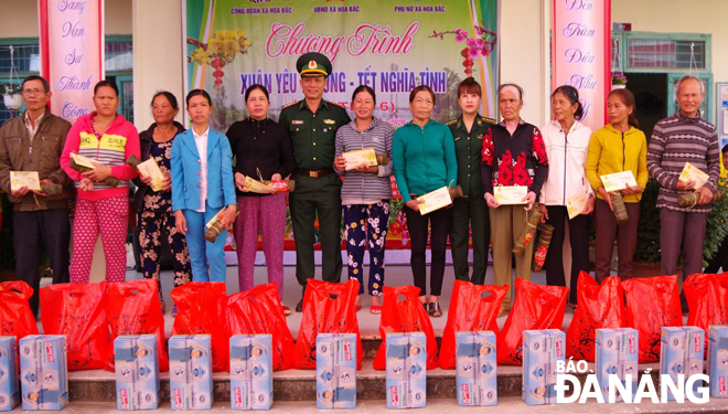 Bộ Chỉ huy Bộ đội Biên phòng thành phố trao quà Tết cho bà con tại xã Hòa Bắc, huyện Hòa Vang. 				                    Ảnh: NHƯ QUỲNH