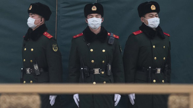 Cảnh sát Trung Quốc đeo khẩu trang làm nhiệm vụ tại Bắc Kinh ngày 31-1. (Ảnh: AFP)
