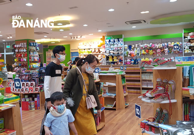 A family wearing protective masks as going to a bookstore