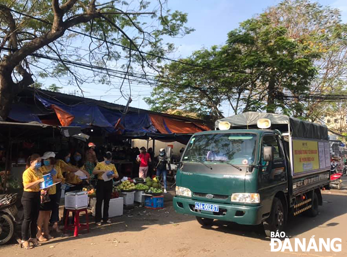 Cán bộ UBND phường Mân Thái, thực hiện tuyên truyền và cấp phát miễn phí khẩu trang y tế tại các địa điểm công cộng trên địa bàn phường để phòng chống dịch bệnh nCoV. TRIỆU TÙNG