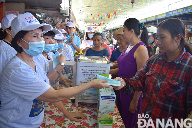 Giving free face masks to visitors to the Con Market