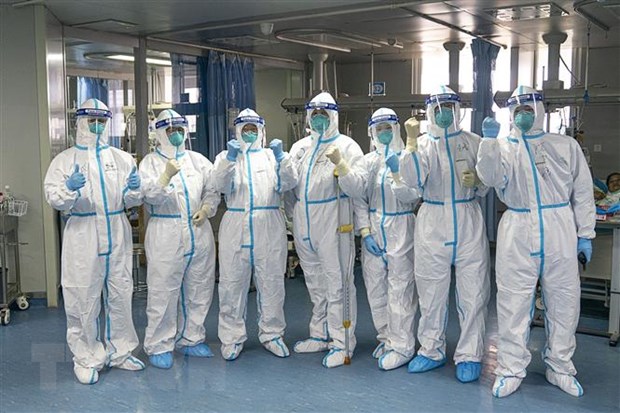 Nhân viên y tế làm việc tại bệnh viện ở Vũ Hán, Trung Quốc, ngày 24-1-2020. (Nguồn: THX/TTXVN)