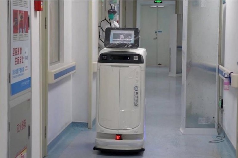 Robot được đưa vào sử dụng trong Bệnh viện Nhân dân tỉnh Quảng Đông (Trung Quốc) nhằm tránh rủi ro lây lan dịch bệnh. (Ảnh: CGTN)