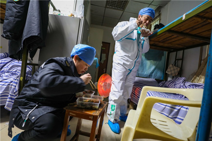 Các nhân viên y tế tranh thủ ăn uống sau một ngày làm việc vất vả. (Nguồn: chinadaily.com.cn)