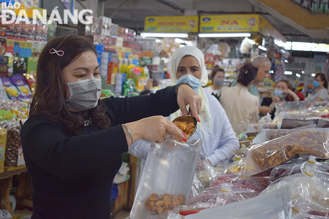 Hoạt động mua bán tại các chợ, siêu thị dù vắng hơn nhưng vẫn không có nhiều biến động. (ảnh chụp tại chợ Hàn). Ảnh: KHÁNH HÒA