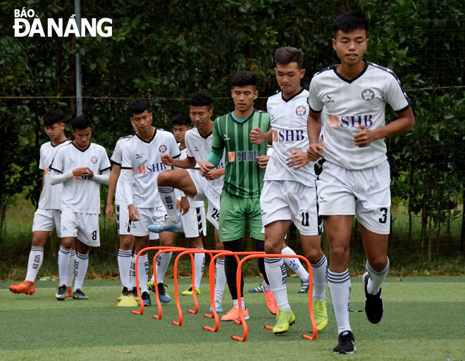 U19 SHB Đà Nẵng là đội tuyển đầu tiên của Đà Nẵng thi đấu vòng loại giải quốc gia nhưng giải sẽ bị tạm hoãn theo quyết định của Tổng cục TDTT.                    Ảnh: ANH VŨ
