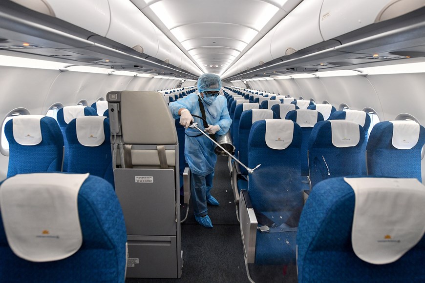 Dung dịch khử trùng tàu bay là Disinfection Spraying CH2200, được sử dụng theo quy định, tiêu chuẩn của đơn vị y tế chức năng, đã được nhà sản xuất máy bay Boeing chấp thuận sử dụng trên các tàu bay và không gây ảnh hưởng đến sức khỏe hành khách. (Ảnh: CTV/Vietnam+)