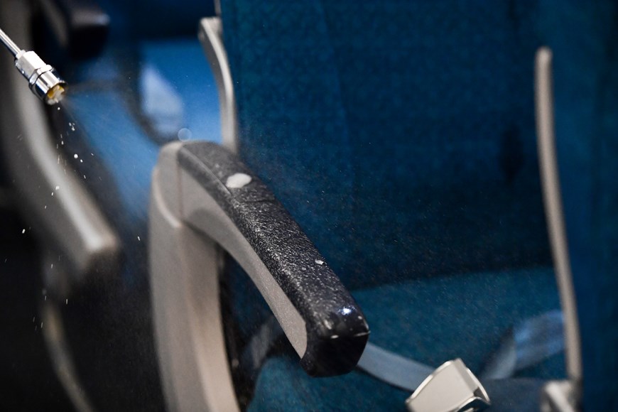 Các thanh tỳ tay trên ghế ngồi cũng được Vietnam Airlines tiến hành khử trùng nhằm phòng tránh lây nhiễm virus corona. (Ảnh: CTV/Vietnam+)