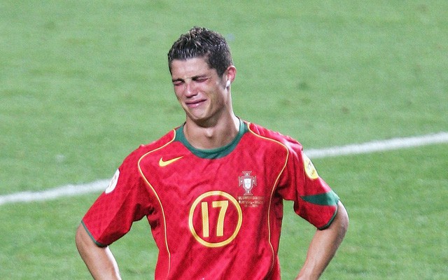 Ronaldo khóc sau trận chung kết Euro 2004 (Ảnh: Getty).