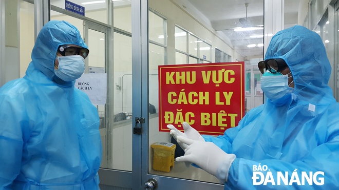 Chủ tịch UBND thành phố Huỳnh Đức Thơ (trái) kiểm tra tại Bệnh viện Phổi Đà Nẵng chiều 5-2. Ảnh: P.CHUNG