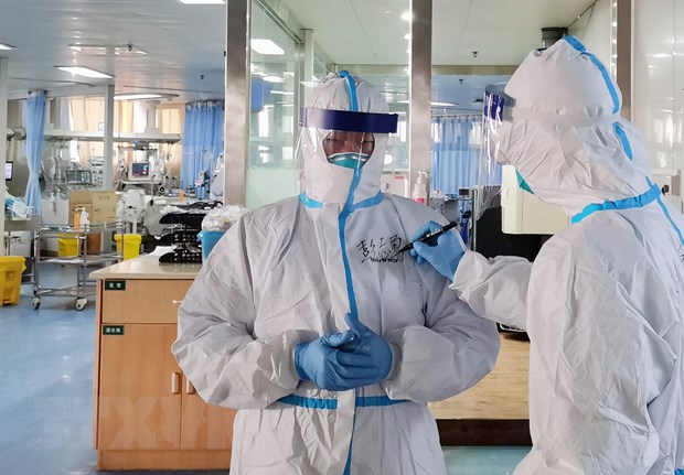 Nhân viên y tế viết tên lên áo tại khoa cách ly điều trị cho bệnh nhân nhiễm virus corona của bệnh viện Zhongnan ở Vũ Hán, tỉnh Hồ Bắc, Trung Quốc, ngày 5-2-2020. (Nguồn: THX/TTXVN)