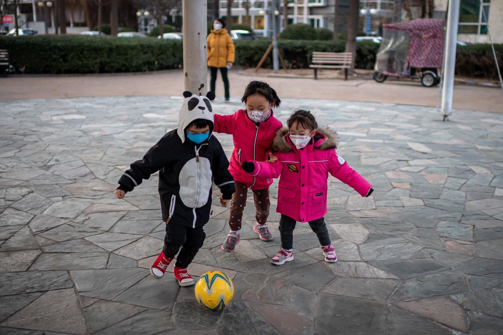 Trẻ nhỏ nô đùa tại sân chung cư ở Bắc Kinh, Trung Quốc tháng 1-2020. Ảnh: AFP