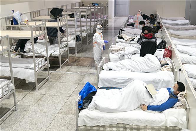 Bệnh nhân nhiễm virus Corona chủng mới được điều trị tại bệnh viện dã chiến ở Vũ Hán, tỉnh Hồ Bắc, Trung Quốc, ngày 5/2/2020. Ảnh: THX/TTXVN