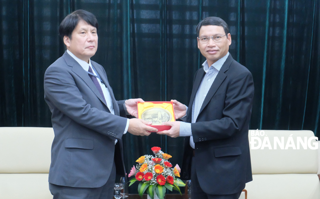 Phó Chủ tịch UBND thành phố Hồ Kỳ Minh (bìa phải) tiếp ông Yakebe Yoshinori, Trưởng Văn phòng Lãnh sự Nhật Bản tại Đà Nẵng. Ảnh: LAM PHƯƠNG