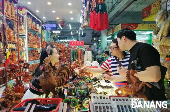 Nhiều tiểu thương tại chợ Hàn cũng có thể thoải mái giao tiếp được với du khách đến từ Hàn Quốc, Trung Quốc, hay khách ở thị trường nói tiếng Anh. Ảnh: HÀ KHUÊ