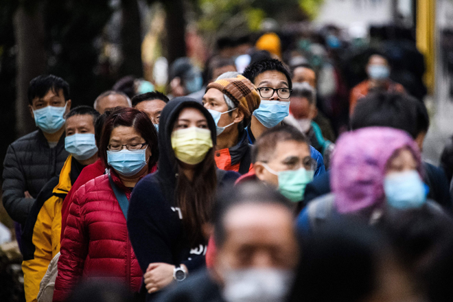 Người dân mang khẩu trang trên đường phố Hong Kong (Trung Quốc). 		  Ảnh: AFP/Getty Images