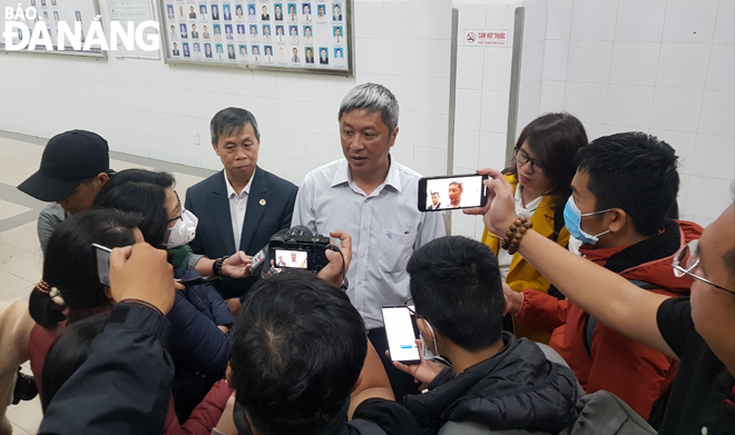 Thứ trưởng Bộ Y tế Nguyễn Trường Sơn trả lời báo chí trong buổi làm việc với ngành chức năng Đà Nẵng về công tác phòng, chống dịch do nCoV. Ảnh: P.C