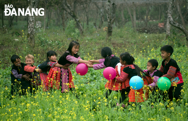 Mùa xuân, muôn sắc hoa đua nở, không khí vui tươi, nhộn nhịp hiện lên khắp các bản làng ở Mộc Châu.