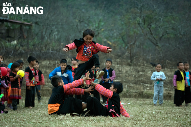Niềm vui sướng và vẻ hồn nhiên hiện rõ trên từng khuôn mặt của những đứa trẻ H’Mông.